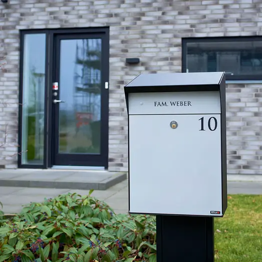 Allux Bjørn postkasse med LED lys og Ruko lås - sort med grå alu. front