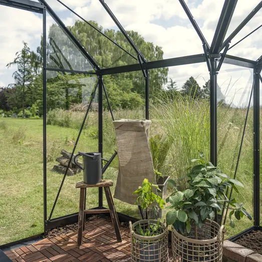Halls ICON Gardenhouse 6 8,6 m² sort m/3 mm hærdet glas og fundament