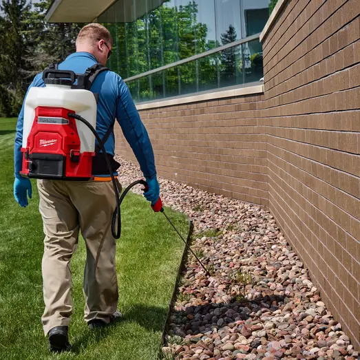 Milwaukee M18 BBPFP2-301 rygsprøjte 1x3,0Ah batteri/hurtiglader