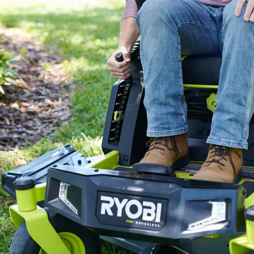 Ryobi RY72ZTRX107-210 72V 137 cm zero turn plæneklipper 3x10 Ah batt.