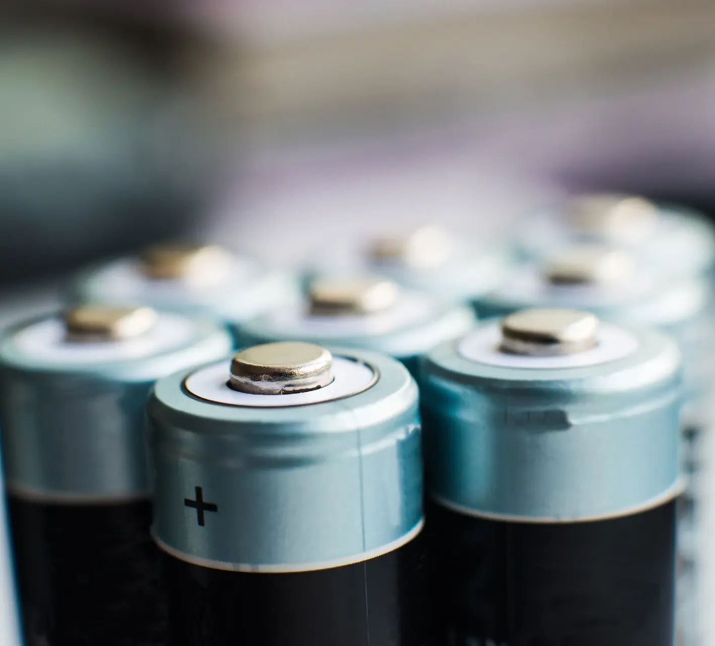 close up af batterier