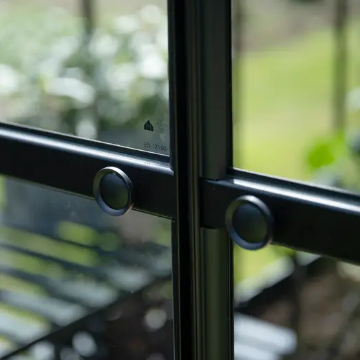 Halls ICON 8 11,2 m² sort m/3 mm delt glas og fundament