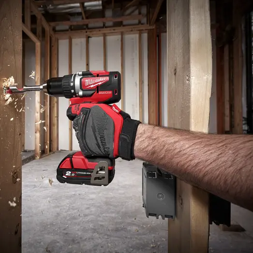 Milwaukee M18 CBLDD-202C 18V bore-/skruemaskine 2x2.0 Ah inkl. kuffert