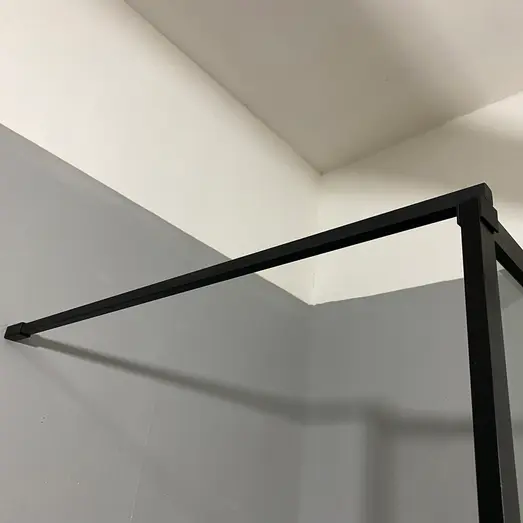 Milobad forhængsstang til New York brusevæg 110 cm sort