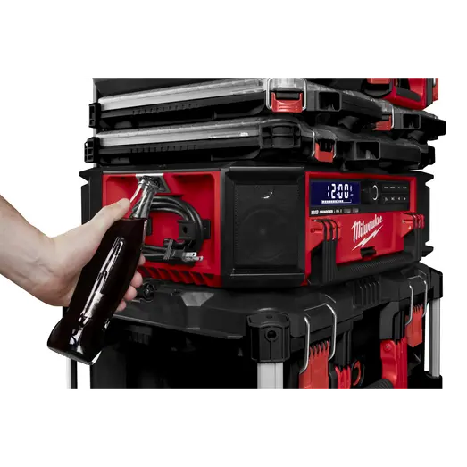 Milwaukee M18 PRCDAB+-0 Packout radio og lader