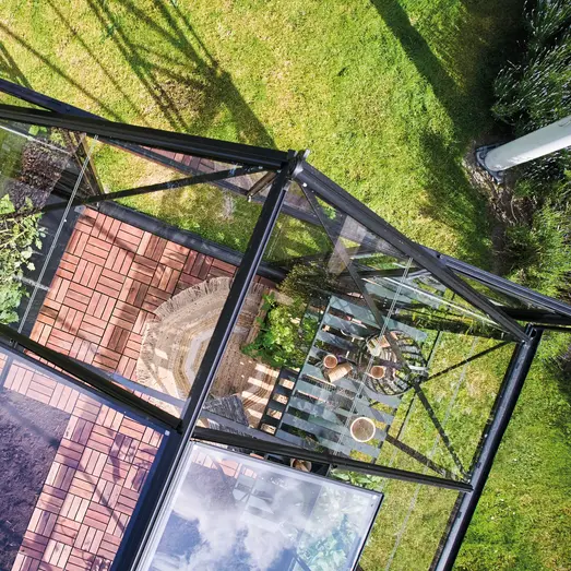 Halls ICON 8 9,7 m² sort m/3 mm delt glas og fundament