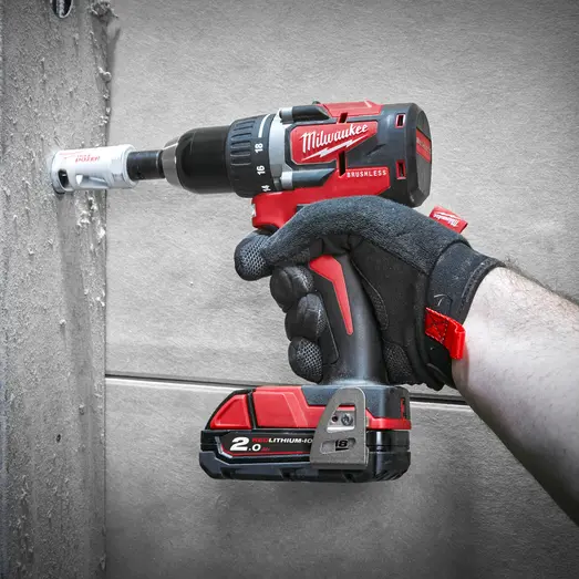 Milwaukee M18 CBLDD-202C 18V bore-/skruemaskine 2x2.0 Ah inkl. kuffert