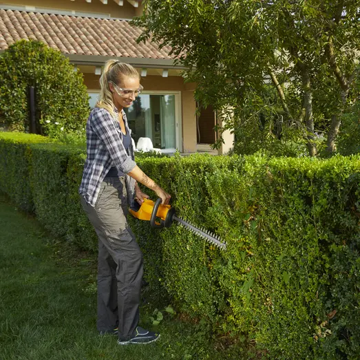 Stiga SHT 100 AE hækkeklipper inkl. 2,0 Ah batteri og lader