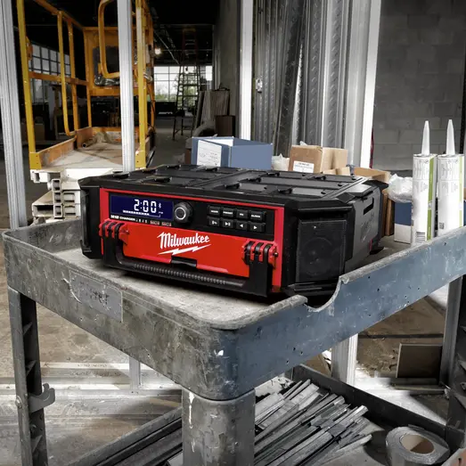 Milwaukee M18 PRCDAB+-0 Packout radio og lader