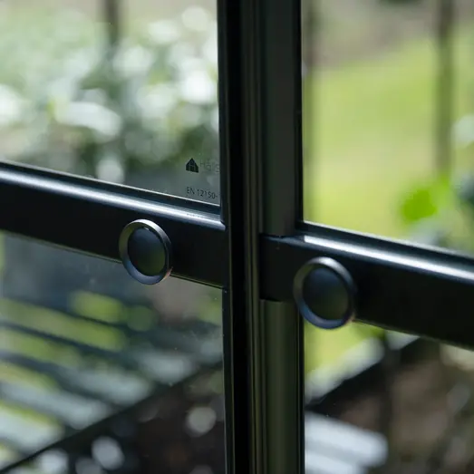 Halls ICON 8 9,7 m² sort m/3 mm delt glas og fundament