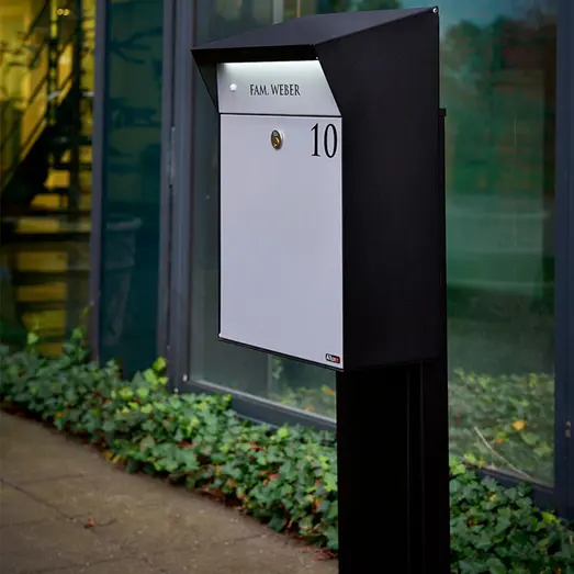 Allux Bjørn postkasse med LED lys og Ruko lås - sort med grå alu. front