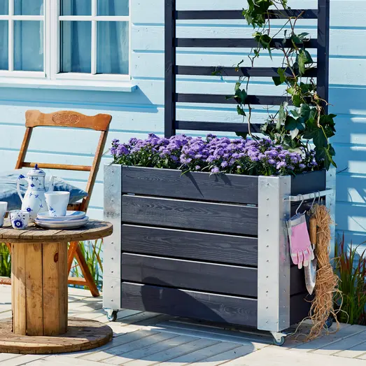 Plus Cubic blomsterkasse med espalier og hjul 87x50 cm sort