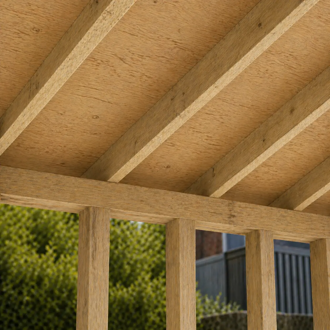 skur med tagkrydsfiner