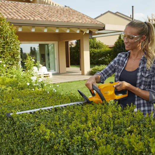 Stiga SHT 100 AE hækkeklipper inkl. 2,0 Ah batteri og lader