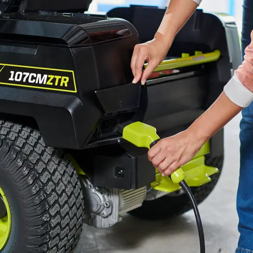 Ryobi RY72ZTRX107-210 72V 107 cm zero turn plæneklipper 2x10 Ah batt.