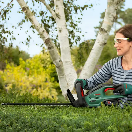 Bosch universal 18V hækkeklipper 55 cm 1x2,5 Ah batteri og lader