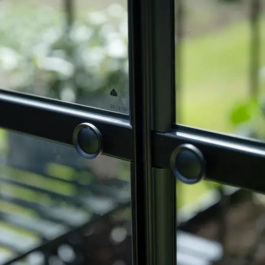 Halls ICON 8 8,1 m² sort m/3 mm delt glas og fundament