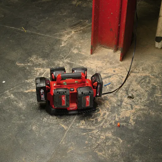 Milwaukee M1418 C6 multioplader til 6 batterier