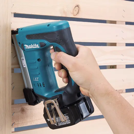 Makita DST221Z hæftemaskine 18V Li-ion solo